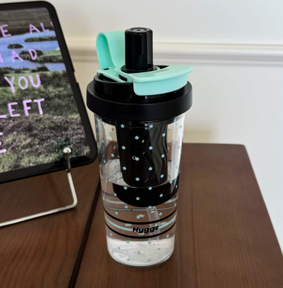 Large-capacity water bottle,portable and easy to carryaround