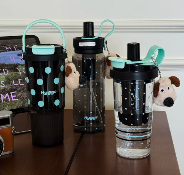 Large-capacity water bottle,portable and easy to carryaround
