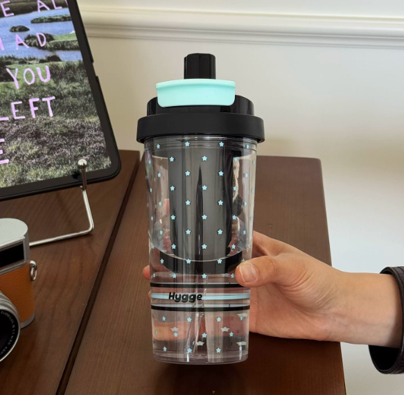 Large-capacity water bottle,portable and easy to carryaround