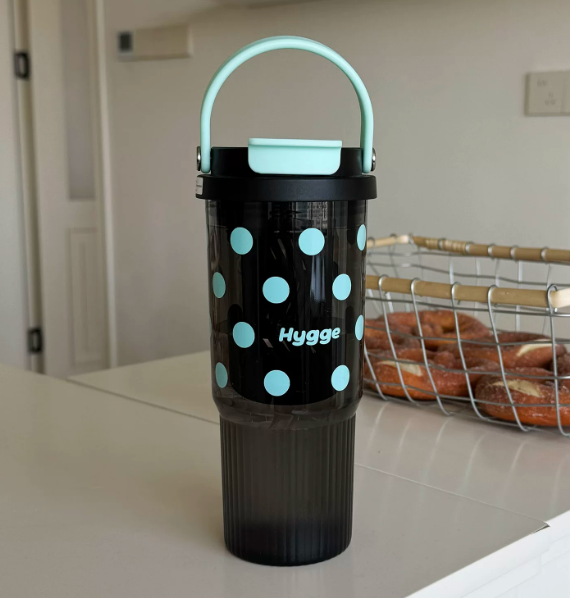 Large-capacity water bottle,portable and easy to carryaround