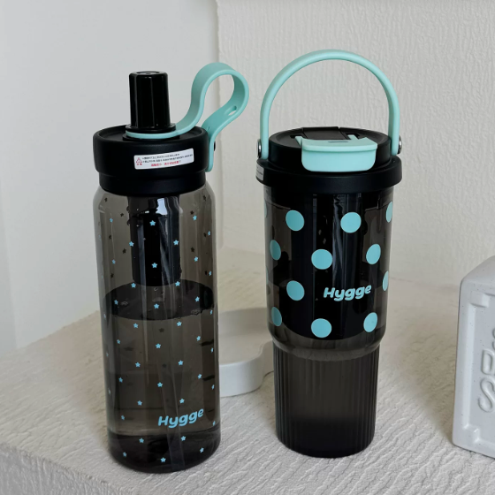 Large-capacity water bottle,portable and easy to carryaround