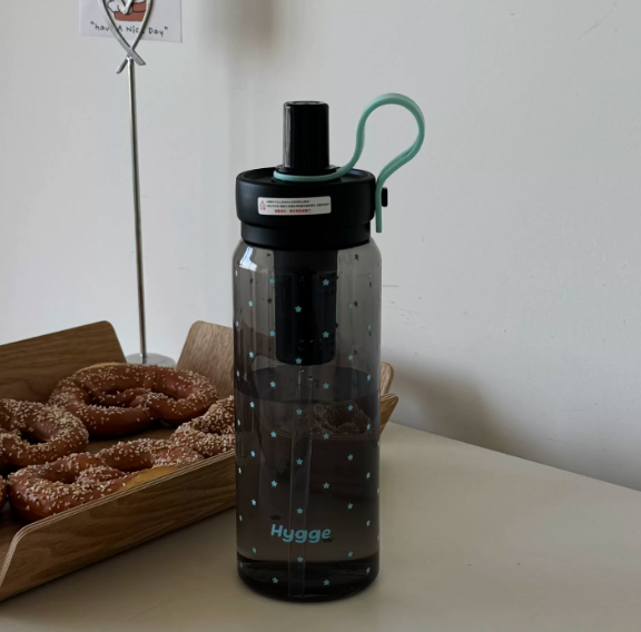 Large-capacity water bottle,portable and easy to carryaround
